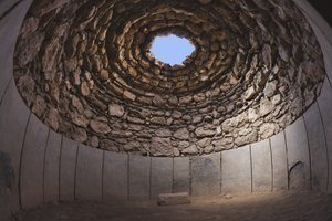 Interior, de, reconstructed, circular, túmulo, em, necropolis, área, los, Millares, perto, santa fe, Mondujar